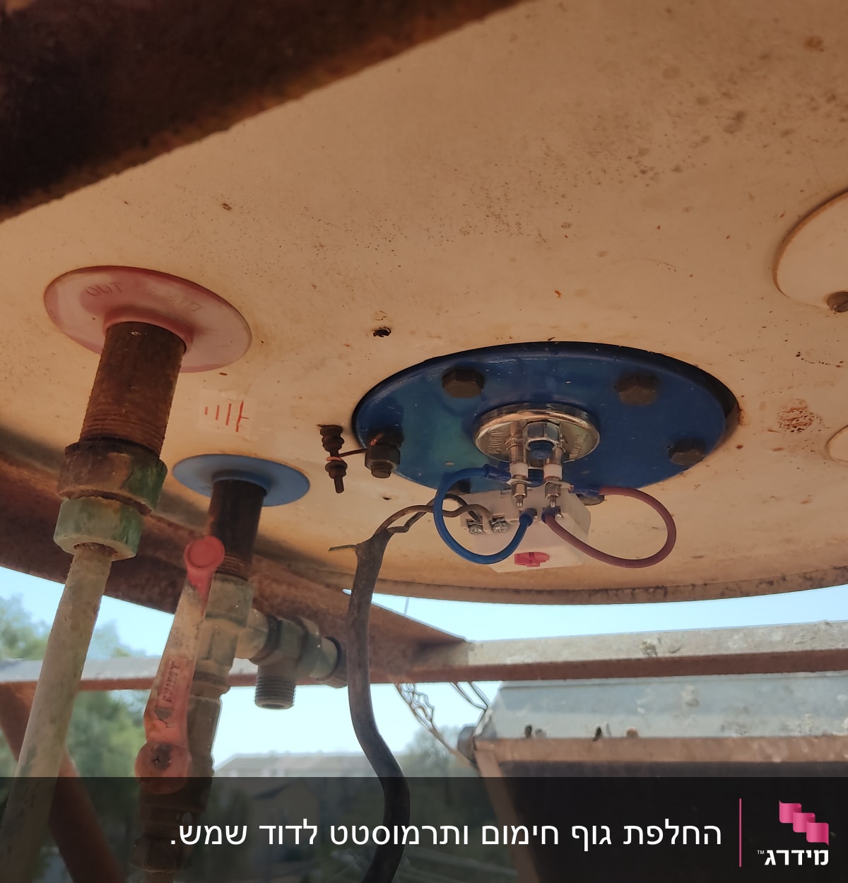 חלק תחתון של דוד שמש עם צינורות וחיבורים